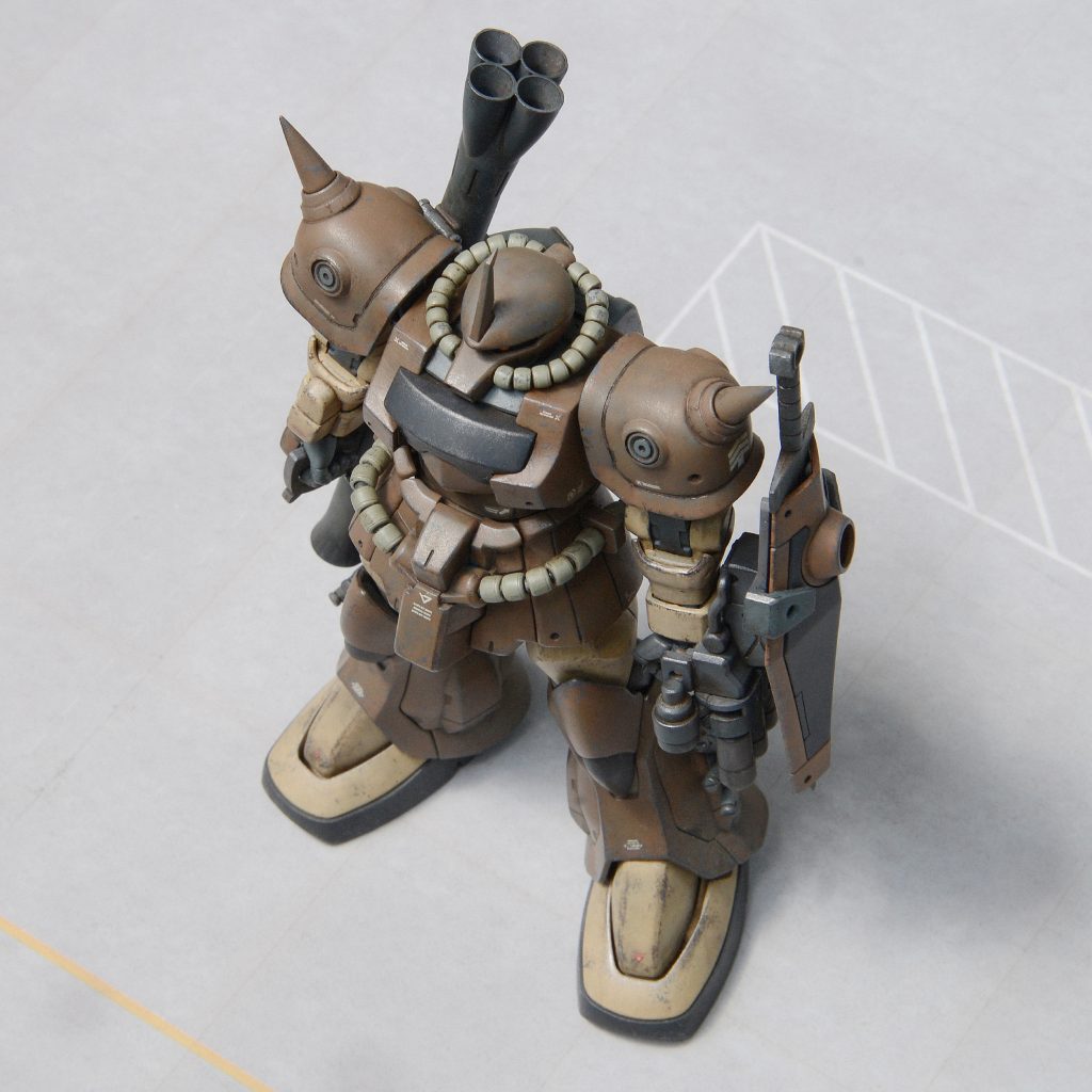 色はザク・デザートタイプを参考に水性ホビーカラーで筆塗り。初めてのウェザリングでしたが、筆跡がいい感じの質感に化けたり偶然の表現が生まれて楽しいですね(gundam-kao3)