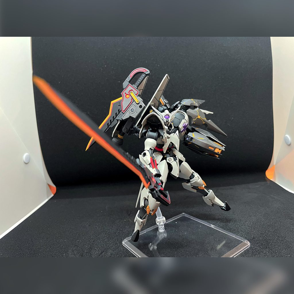 剣構え左手は火器+シールドです。翼のように広がってカッコいい…