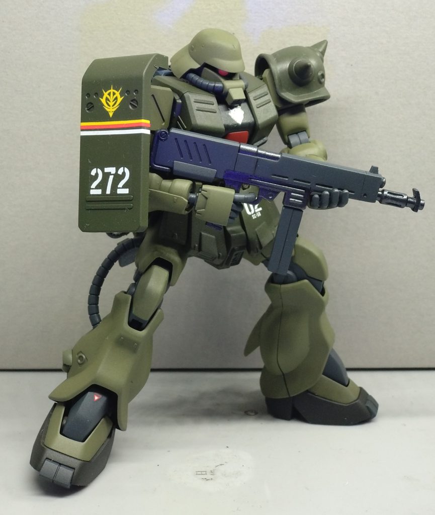 ちょっとだけオリジナリティを出したくて、デカールは少し冒険してみました。ラインデカールがカラフルなので、浮いたりはしないかと危惧していましたが、意外と似合いますね。黄赤白のラインマークは、「〇〇方面軍」を示す識別帯？に見えるように。イギリス陸軍のレジメンタルストライプみたいなやつを意識しました。