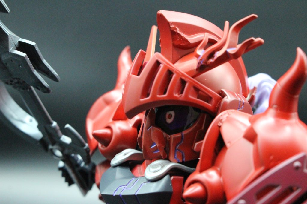 この世界に存在してはならない騎士なので、身体に亀裂を彫り込みました。紫のラインが良い感じに狂戦士感を演出してます。