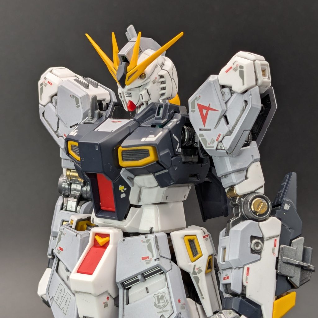 中の人、νガンダムです。フレームを艶ありガンメタリックに金色の差し色で塗りました。なので外装はすべてマットに。白の部分は二色で色分けしています。工作としては、ほとんど触るなと言われているかのような完成度ですのでスジ彫りを若干彫りなおしたくらいです。