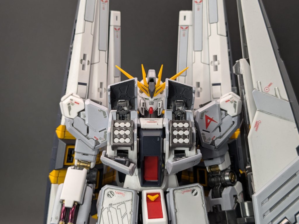 HGに無かった、胸部ミサイルハッチオープン！カッコいい！それはもう、〇－マード〇ルキリー…(;^ω^)ヒンジのギミックが良くて、擦らずに開閉できます。