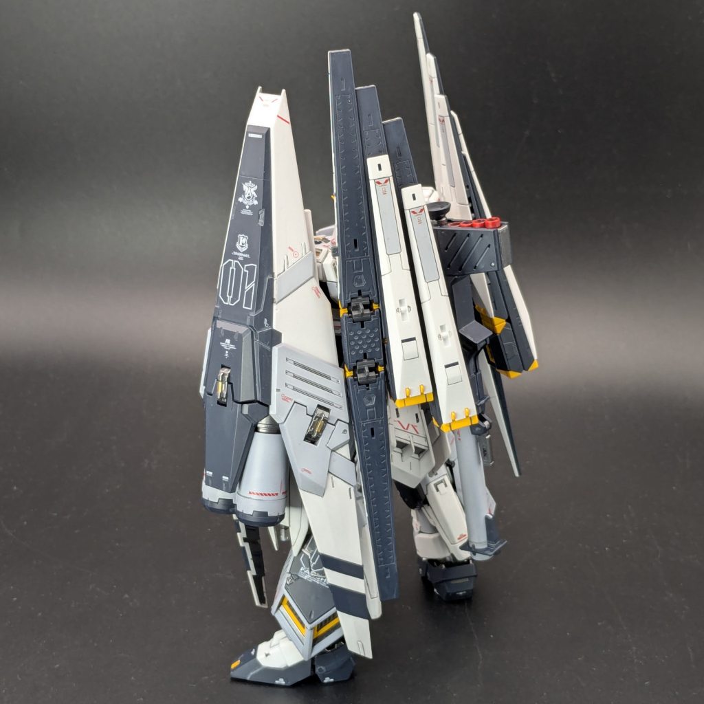 フィンファンネルが優秀で、３枚ずつ左右に振り分けて取り付けるコトもできます。なんちゃってWフィンファンネル仕様。後ろから見ると、もはやガンダムではなく、ただの壁。