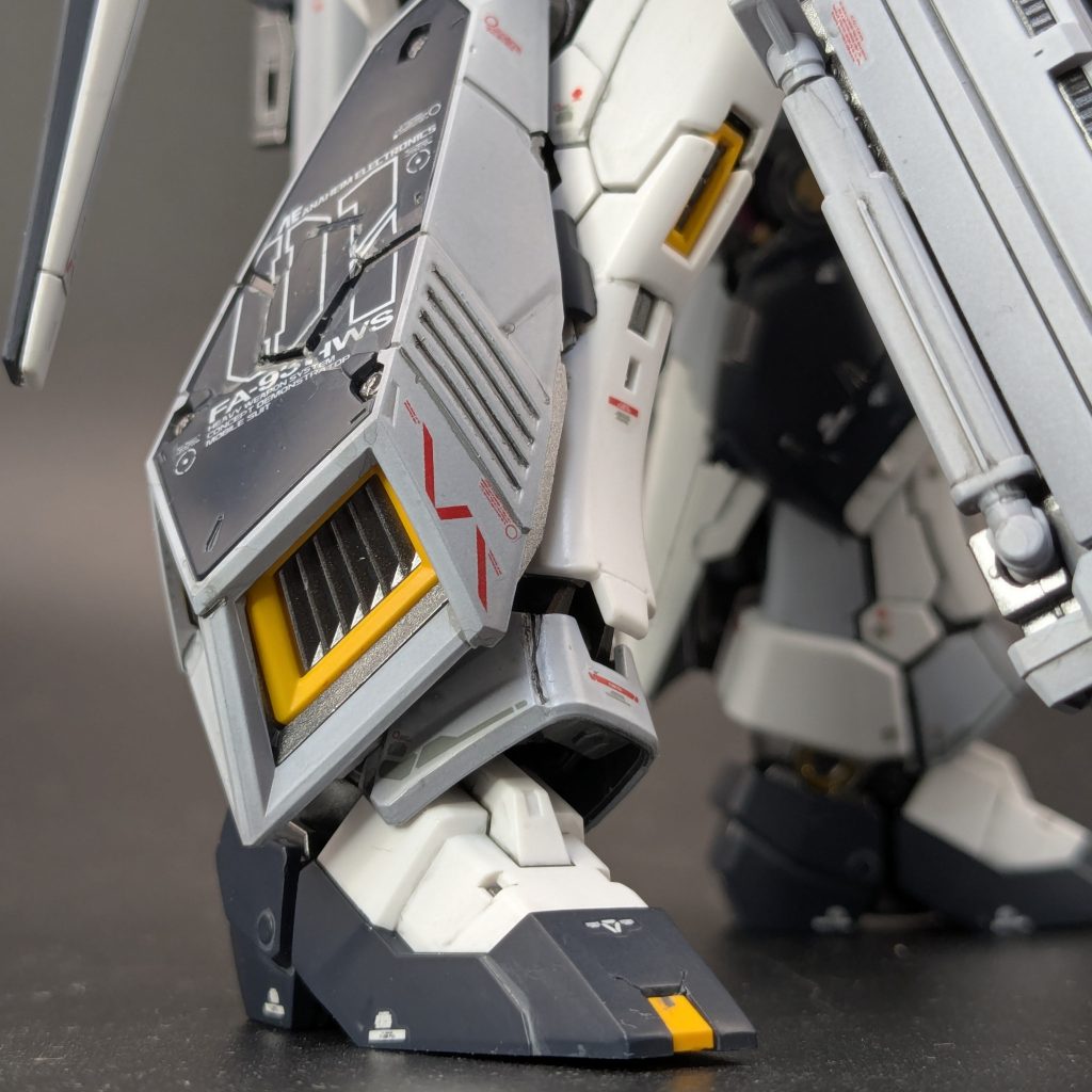 脚の増槽（スラスター）はHWSのアイデンティティです！さすがRG、フィンのエッジがパキパキに立ってます。