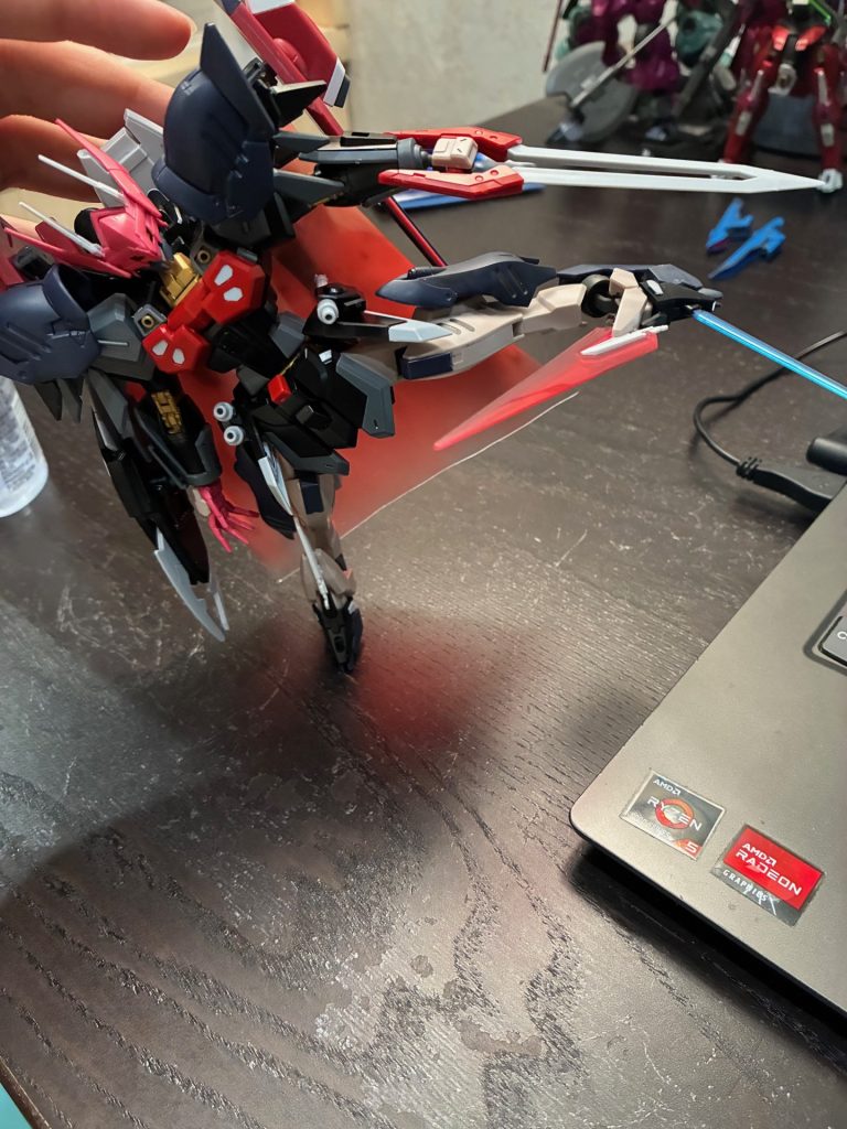 足はシヴァとイモータルジャスティスの部品を使用、インフィニティジャスティスみたな武装。