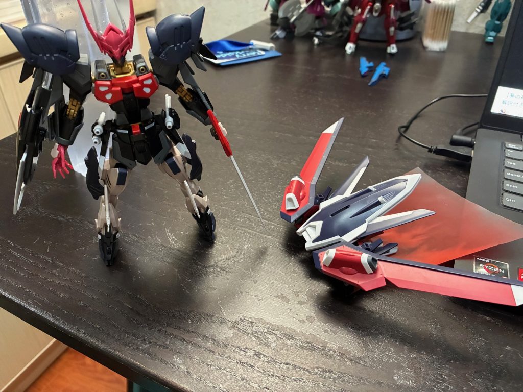 バックパックはこのようにドロンユニットとして運用でき、設定上本体とドッキングした際にビームマントを展開する。