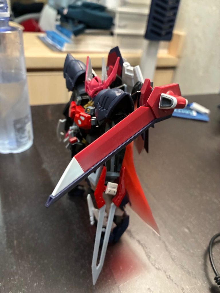 イモータルジャスティスの翼部分はシールドにも使用できるとゆう設定で、このように遠距離攻撃の防ぐ。