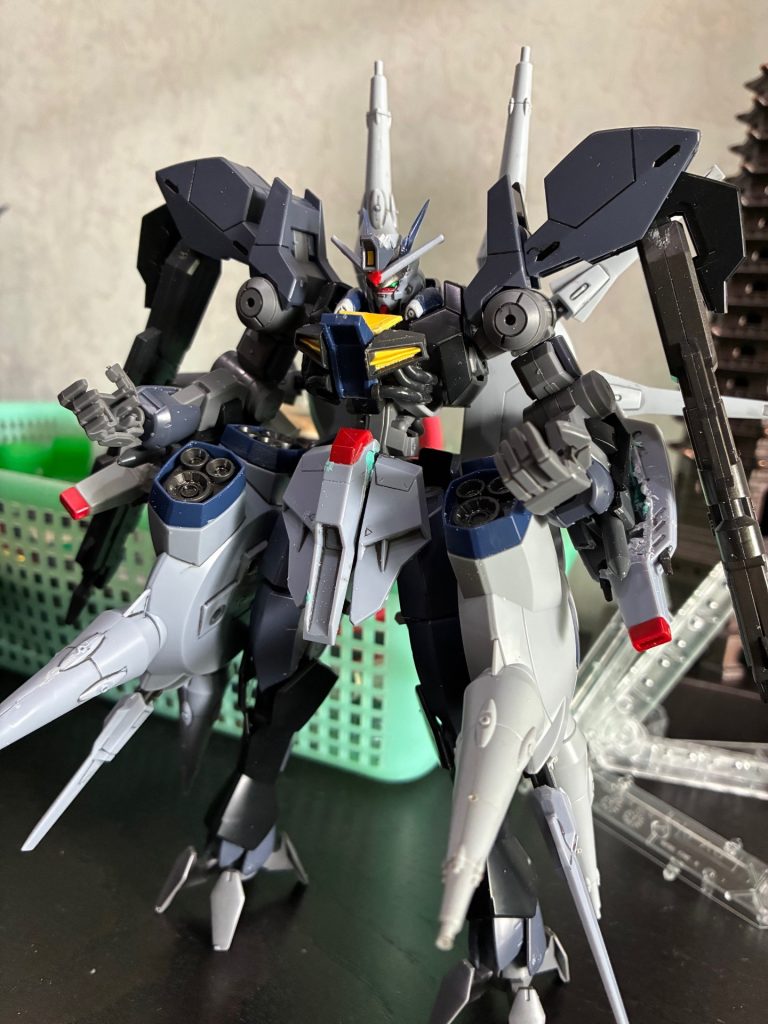 グレイズアインのお陰で怪物らしさが出て自分はめっちゃ気に入りました。設定上足部分のドラグーンバックパックはドラグーンが発射したあと回転してブースターとして運用。盛りすぎてポージングに難はあります、特に胸アーマーは接着剤を使い無理矢理つけた結果、ちょっとだけ触ったとしても解体しそう。。。