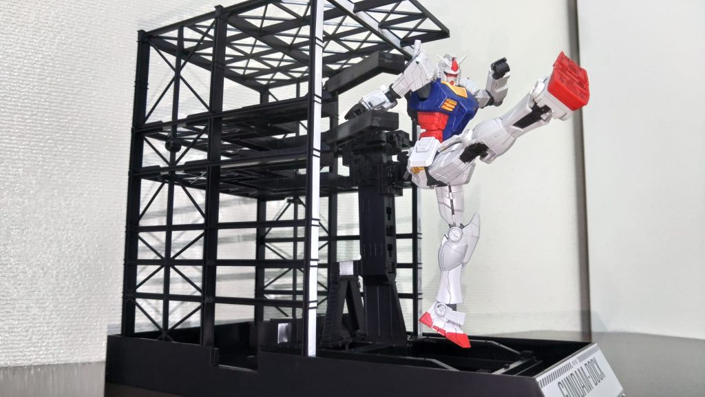 ドックを蹴破るガンダム。腰の接続軸が融通が利かない作りなのであまり派手な動きができません。