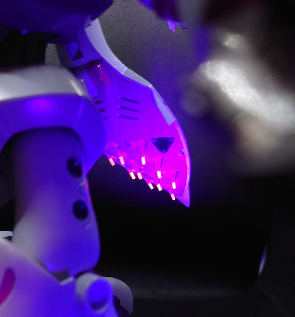 ファンネルの先端だけブラックライトで光ります。