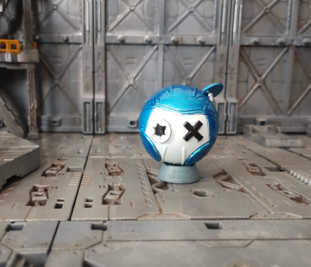 ジークアクス第6話のサイコガンダム搬入時の偽装に使われた「正宗空調有限公司」のキャラをつくってみました。技量の低い強化人間の操縦補助として開発されたハロ型のロボット、という空想です。ガチャポンのハロを上下反転して使用。色を塗ってプラワッシャー(右目)とポリキャップのランナー(左目)を貼っただけのお手軽な作成です。