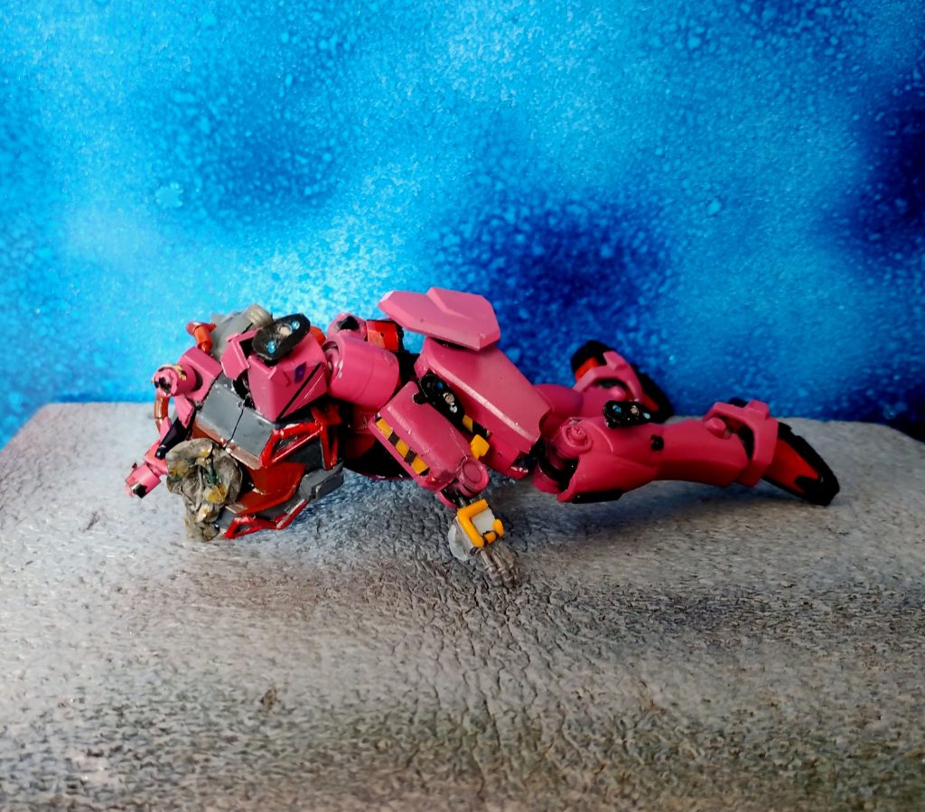 擱座したガンダム＊破壊された頭部は紙粘土を細工しました。ジークアクス、毎週わくわくしながら観てました。終わってしまい悲しいですね。