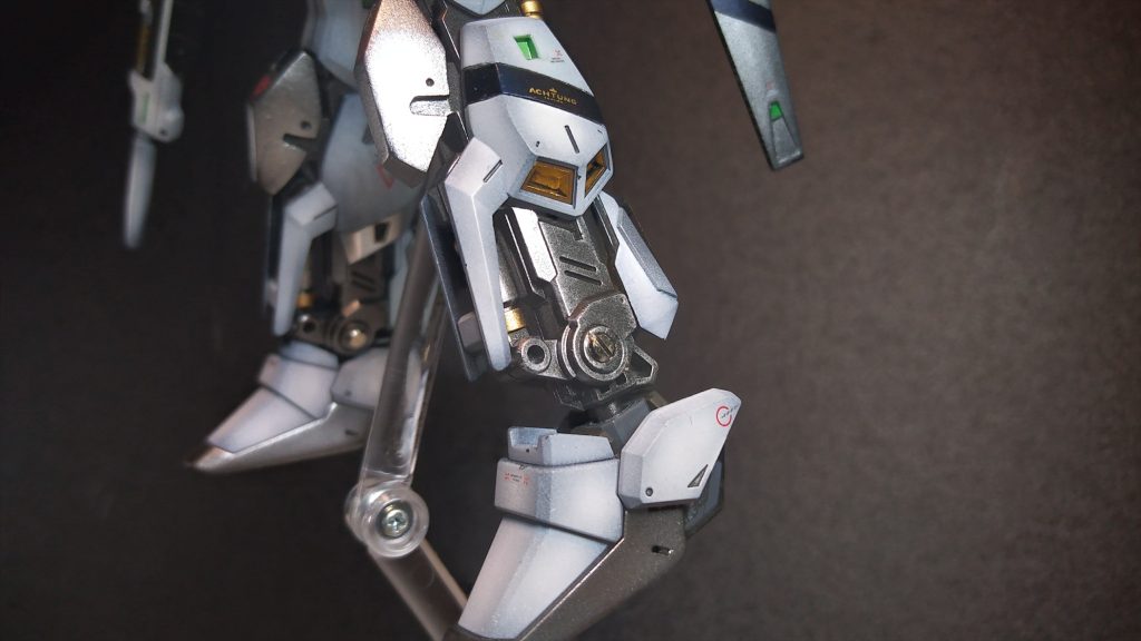 足の特徴的なむき出しフレームは目立つので、せっかくだからシルバーでドライブラシをしてみました。