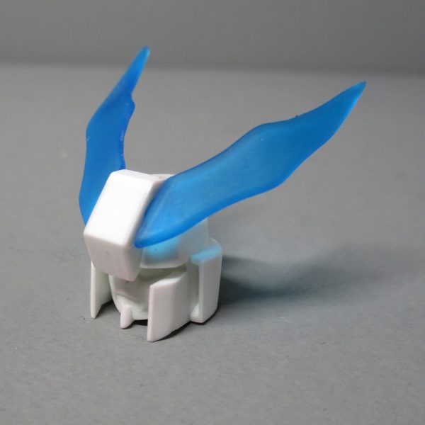 作ろうと思ってたエフェクトがすべてそろいました。今回いろんな方法を試しながら作ってみました。・頭部ビームアンテナ　二度の紛失を経て、最終的にはサムネの物が完成。30MMエネルギー武装のランナーをヘアアイロンでプラバン化したものから作りました。　あまり大きなものは作れないけど、熱して曲げれば強度を保ったまま一体成型で作れるのが強み。・背中とふくらはぎの光の翼　プラ板で作った原形をおゆまるでかたどりして、透明レジンに置き換えたものをやすり等で整えたもの。UVライトが届くようにとおゆまるを薄めにしたら、はがすときに破損しそうになったので、ケチったらだめだなと学びました。・腕部ビームソード　プラバン積層から削り出し。加工は楽だけど、重ねて接着するときにどうしてもムラができてしまうのが難しい。タミヤセメント白瓶じゃなく、接着までに時間がかかる＆粘度が低いリモネン流し込みならもう少しうまく接着できることを確認したけど、めんどいから今回は作り直しはなし・ロングライフルの四方に発生してるビーム刃　プラ板でメス型を作り、レジンで1㎜厚の板を作ったあと、追加でレジンを盛ってやすり等で成形。　接続部の厚みを安定させることができるのが利点。光の翼では接続部が膨らんでしまい、削り落とすのに苦労したので。・ロングライフル先端のピラミッド型部　薄いプラ板とマスキングテープで作ったピラミッド型の型の内側にレジンを塗って硬化→プラ板をはがし、はがした面にレジンを盛って硬化→先端を尖らせた透明ランナーを真ん中にぶっさして接着→瞬着と透明レジンで模様をつける　という手順で立体的なエフェクトに挑戦しました。結構いい感じになったと思います。　終わりが近づいてきたなあ。（1枚目）