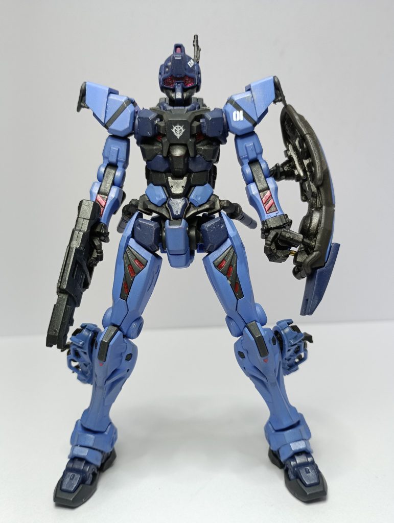 主な改造点は頭部形状の変更(ゴーグルの一部に蓋をするのは他の方がやられていたのを真似てしまいましたW)肩と胸と腰に一部装甲の追加。脚部にバーニアの追加。ビームサーベルの取り付け位置の変更です。