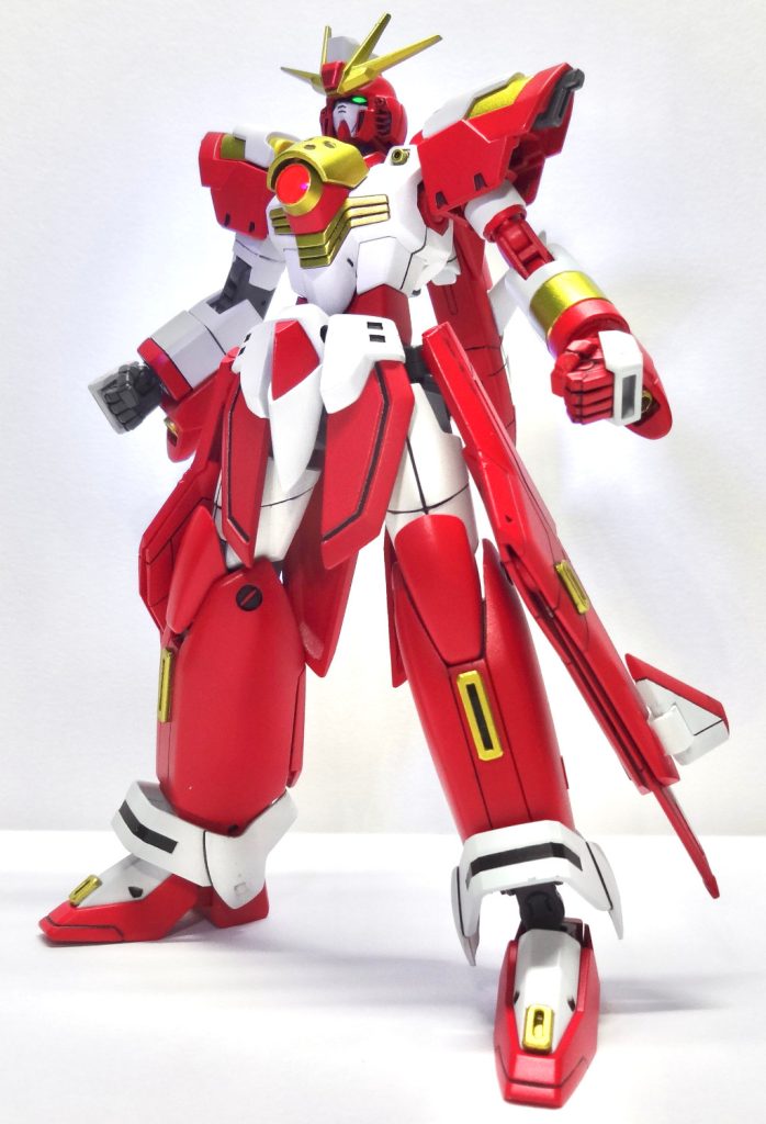 今回のデザインコンセプト。1.長年の改造シリーズである火の鳥シリーズ2.炎モリモリ3.巫女服4.YF-19(VF-19系も含む)5.リアル號斗丸6.シャイニングゴッドガンダム※コンセプト6に関しては今回取り扱いません。ここでいう火の鳥は、フェニックス、朱雀のような火に関係する鳥の神獣。ちょっと違うけど武者シリーズの結晶鳳凰つながりで鳳凰も入ります。ちなみに自分がプラモウォーズで一番好きな機体はリアル號斗丸です。改造の組み合わせとしてモチーフ元と組み合わせるのは今や常套手段ですが、ガンダム界でゴッドガンダムと號斗丸は頭抜けて推しなので特に好み。シャイニングゴッドガンダムは、自分にとってオラガン改造に沈むきっかけであったため好きなのです。・簡単設定オオトリガンダムの強化型で、格闘系の機能をガッツリ盛った仕様。背中からエネルギーの翼を放出する機能も継承され、本機では炎状になっていますが、各部から放出できるようにもなっています。更に変形機能も追加。メカ屋でもあるパイロットいわく「変形と炎を纏う機体はロマン( ゚∇ ゚)b*」。攻撃は拳や刀剣、斬撃光波や遠当てのような至近距離〜少し離れた間合いでの近接戦。投擲を使えば中距離も可。腕を使った銃火器の扱いは相変わらず絶望的ですが、散弾と思考操作のサブアームいう光明を見つけた模様。でもビットみたいな遠隔装備は使えません。このパイロットは「勘はすごくいいけど射撃は当たらないし近距離限定でしかサイコミュが使えない、変に尖った能力のニュータイプ」みたいなもん。一応の設定※この世界では当機含めた一部のワンオフ機体は感覚共有する感じで搭乗、操縦するため得手不得手、保有技能がもろに出ます。