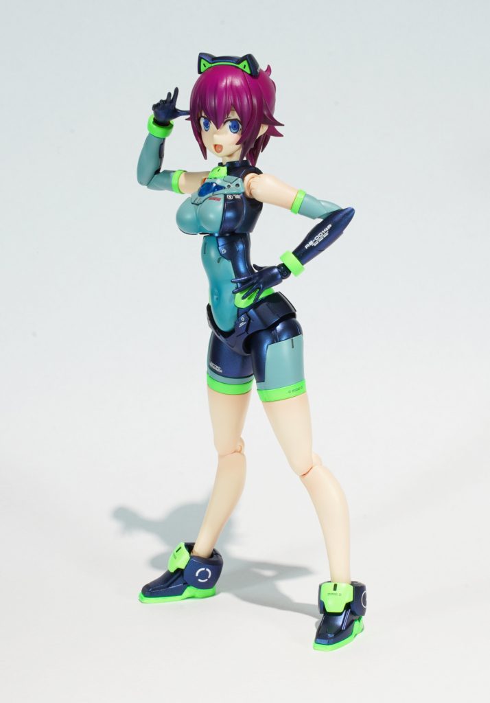 本体カラーは普段ガンプラではあまり使わないビビットカラーを使い、未来的な感じにしました。濃い青部は黒艶下地、Mrクリスタルカラーのサファイアブルー、仕上は半艶クリアーなのですが、とても綺麗な色だったので、キュベレイMk2に使おうかな。