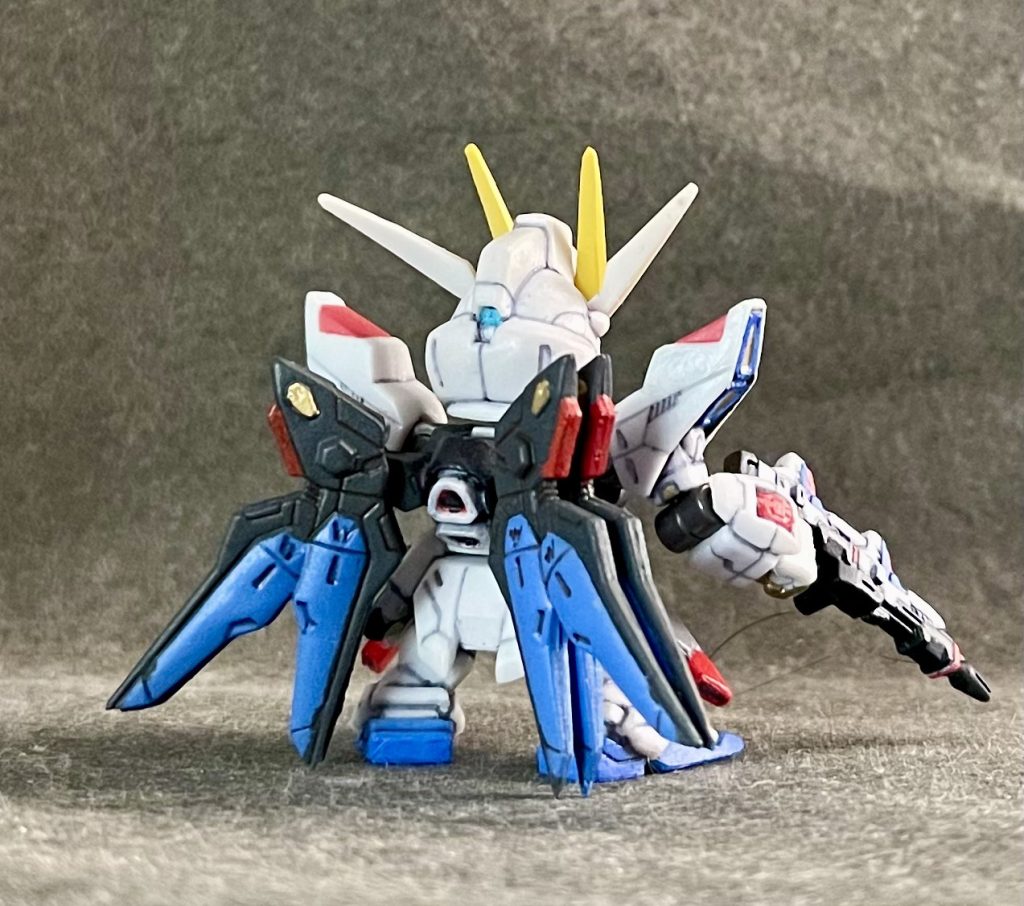 てか、写真では塗装してありますが、背面スラスター部、元は白一色でした(笑)この部分が全く塗装されていなかったのは正直驚いたけど。