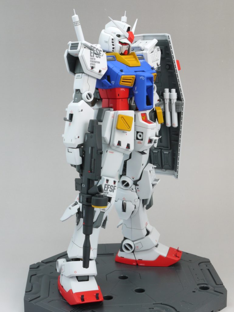 本体にはウェザリングをしていないので、ロールアウト直後な感じですかね。カタパルトはウェザリングしましたが、やっぱり加減が難しいです。