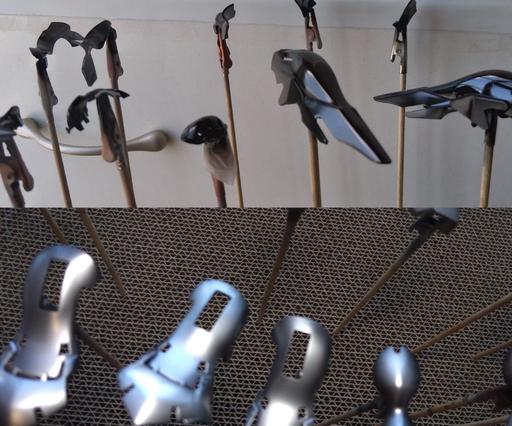 とりあえず塗装するにせよ、グロス加工は活かそうと思いサフは吹かずに、光沢ブラックにさらに光沢クリアを混ぜてテカテカブラックに。いっつも光沢ホワイトとか吹いてもざらざらになる事が多かったので、思い切って1:1希釈から、1:2ちょいくらいの、今までの倍以上の割合のうすめ液ぶちこんだんですけど、キレーな黒が塗れて初めてまともに光沢塗装出来た気がしました。今まで普通に希釈が足りんかったんや…。と、一年経ってようやく気づく。6000円の充電式エアブラシくん。今まで君のせいにしててゴメンな。引き続き今年度もよろしく。 と言うわけで、さしあたってシルバーまで塗ったし、このままシルバーで終わらせるか、クリアカラーでキャンディ塗装とか色々考える。そんな中思い出す。クリアカラーと言えばそういえばだいぶ前買って、当時塗っても塗っても白くならなくて、なんじゃこりゃ！と憤慨したブツ…、ホワイトと間違えてamazonでポチった、クリアホワイトが余ってたなと思い出して、スプーンで試し塗り。