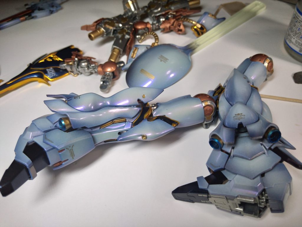 グラデーションも僕的にはよくやれたっぽいんで、余計な陰影はいらないかなって思って、スミ入れはほとんどしませんでした。スジボリも、初めてのリアルグレードなんでディティールはキット任せでやろうと。とは言え何か所かメタルパーツやメタルシールを仕込みました。  そんなこんなで完成間近だったのですけど、ここでトラブルが。腰のジョイントが緩すぎて、上半身がボッキリ外れる。慎重にしっかりとハメても、ちょっとした振動で後ろに折れて倒れる。何度もガチャーンと倒れてフローリングにぶちまけてしまったので、イライラして一度分解。どうも下半身と上半身の接合が、ほんのちょっとのでっぱりのみで支えられてる事が判明。