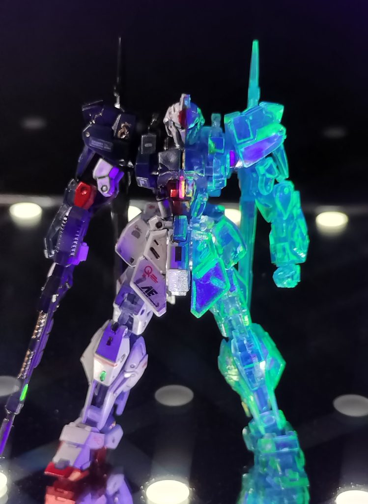 2.    MSモードでの機体の機動や可変を見据えたムーバブルフレームの強度を検証するテストベッドとなったこの機体は、変型機構が省略されていることからMSN-001.00に満たない000.93との型式があてがわれた。