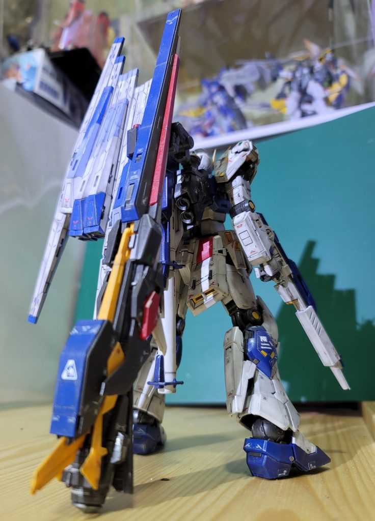 背面から見るとこうフィンファンネルもロングレンジフィンファンネルも載せたから完成形ということでコンプリーテッドちなみにRX-93FFのRGキットは立像の色を再現するためだけに関連ランナーを色違いで2セットくれるお得キットなので今回は敬意をもって塗装しません