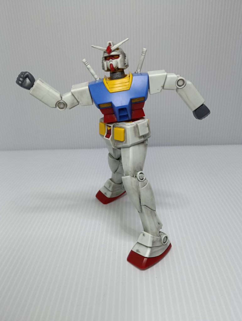 アルミの針金等を仕込んで、首・腕・手首・腰・腿・足首の可動域を増やしました…が、そもそもキット自体の稼働が悪いので、効果としては微々たるものです…