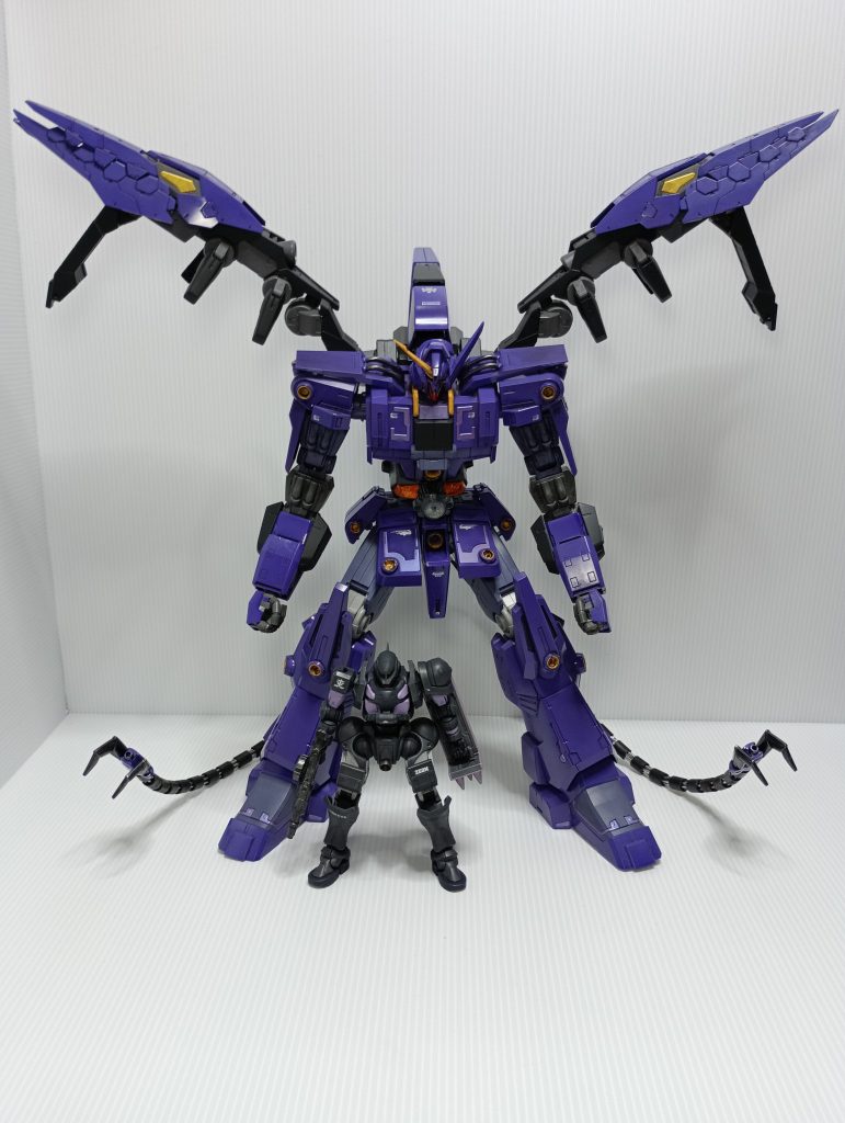 サイコガンダムMk-Ⅱをベースに旧キット1/100のガンダム・ヴァサーゴとティフォエウス・ガンダム・キメラをミキシングしました。比較用に以前作った旧ザクを置きましたが、滅茶苦茶デカいです…