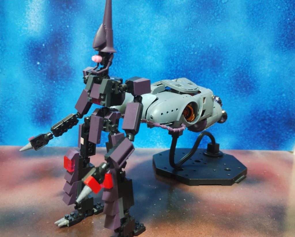 MSには100均で売っているブロックのロボットを使用しています。MA形態には1/25コブラ(自動車)のボディを使用。半分に切断し上下に重ねました。