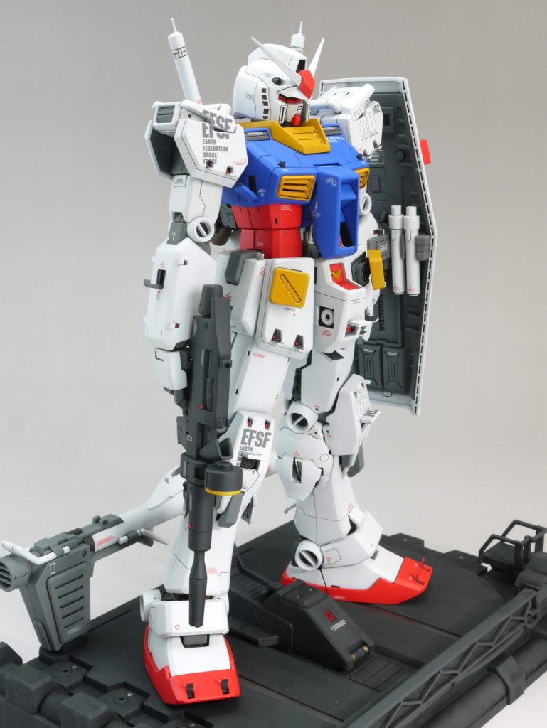 いつも通りフレームは部分塗装の簡単フィニッシュ、外装はほぼ全塗装し、水転写式デカールを貼り付け、ツヤ消しトップコートで仕上げました。目立つ合わせ目は消し、目立たないところはV溝で処理しています。ツインアイや前後カメラ、足首のシリンダーにラピーテープを貼ってあります。