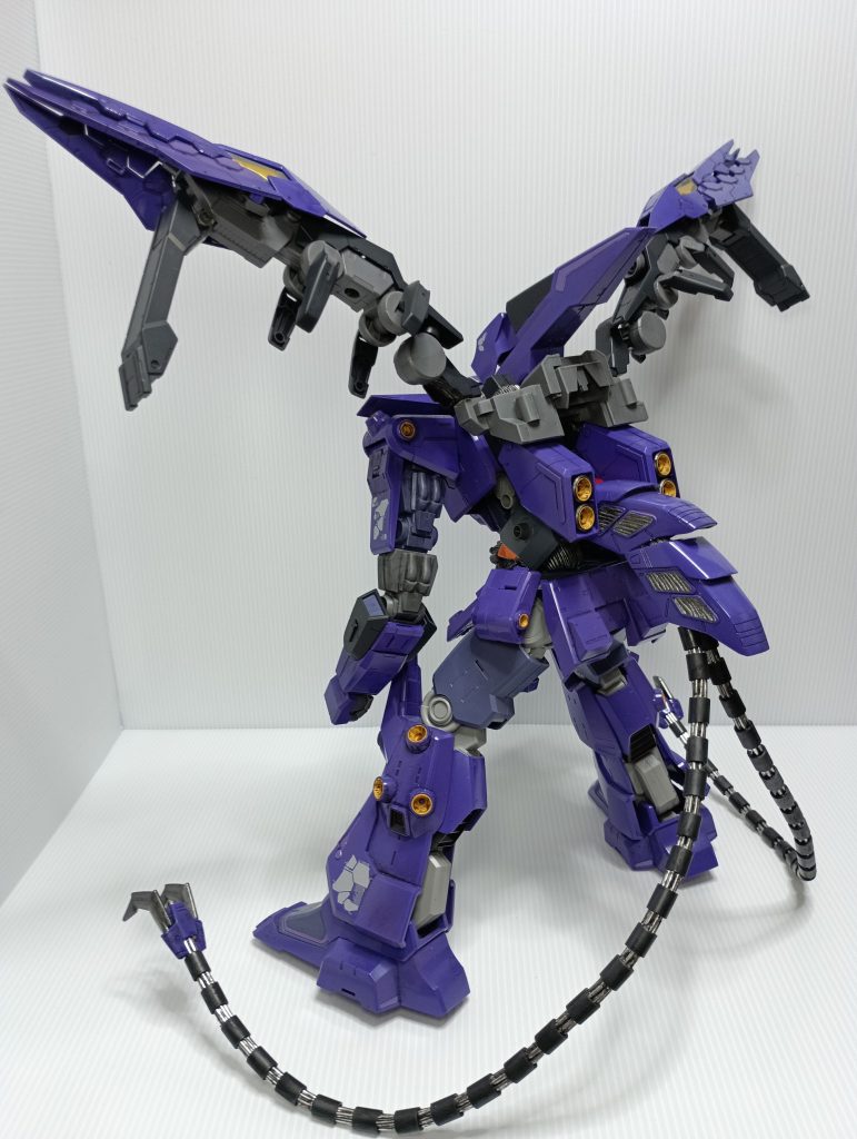 背部。大まかに言うと腕部と翼がティフォエウス、腰と尻尾部分がヴァサーゴのパーツとなります。