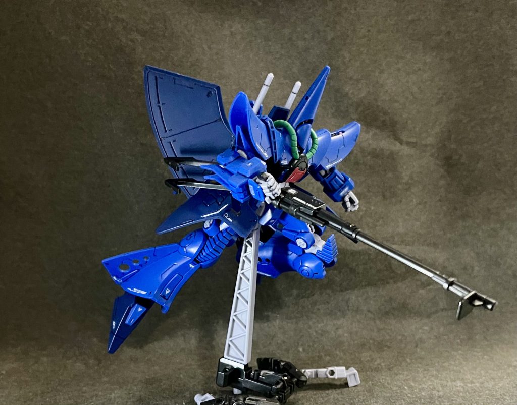 アクション腕の可動域が狭い＆フェダーイン・ライフルのデザインが特殊な為、そっちこっちに干渉してしまい、取り付けるだけで一苦労(;´Д｀)特にグリップがポロリしやすかった┐(´∀｀)┌カッコイイんだけどね。砲身後部のクローとグリップの付け根部分は独立可動。