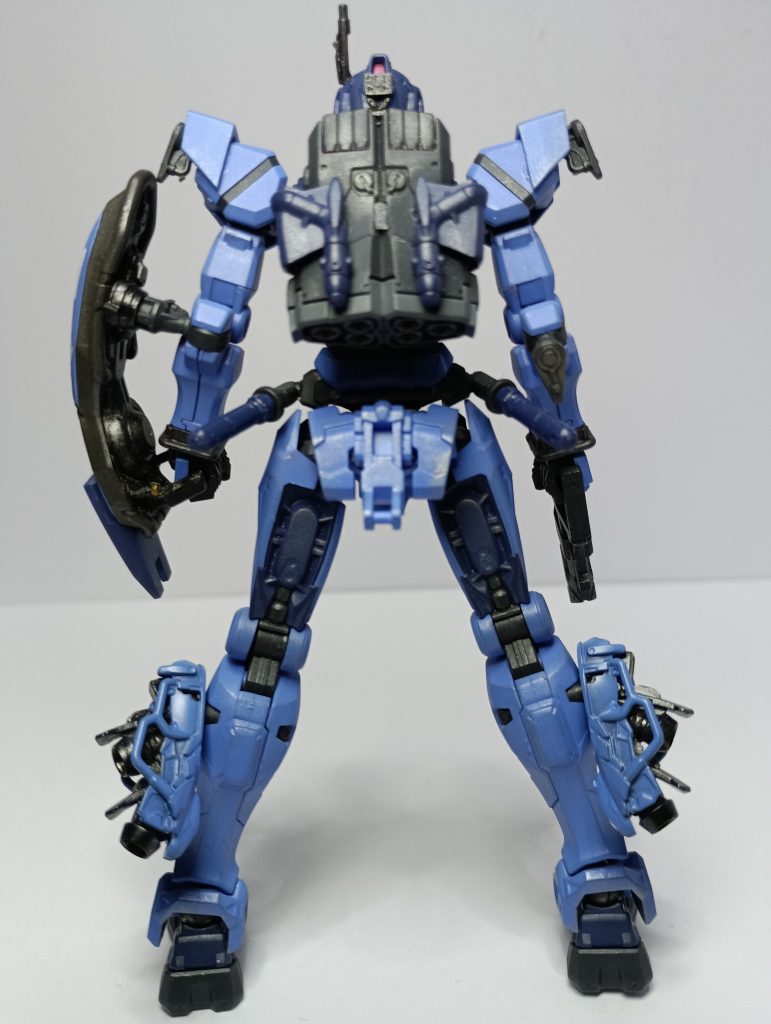 背部。ビームサーベルは腰の後に取り付けるようにしました。脚部のブースターはゲルググの物を加工して取り付けていました。