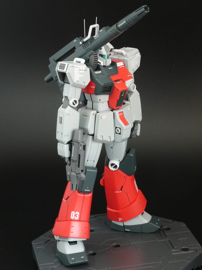 ジムキャノンはキャノンまわり、ランドセル、脚、バズーカを使っています。ジム改は頭、腕、スプレーガン、シールド。ジムカスタムは胸、腹、腰。豪華なミキシングですね…。