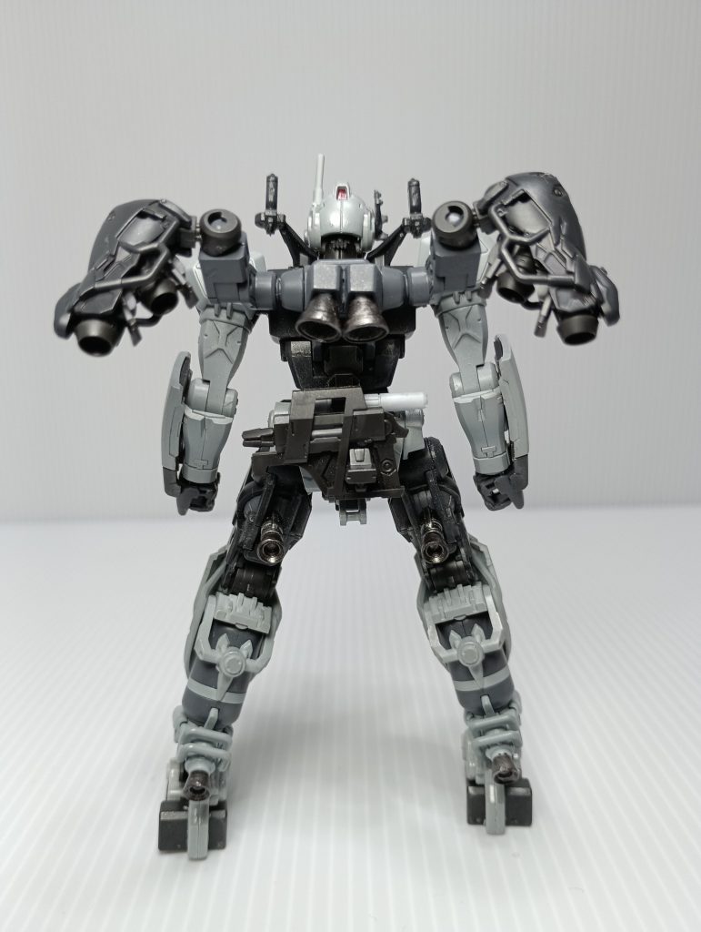 背部。バーニアは元々の機体のようにフレキシブルな稼働が可能。