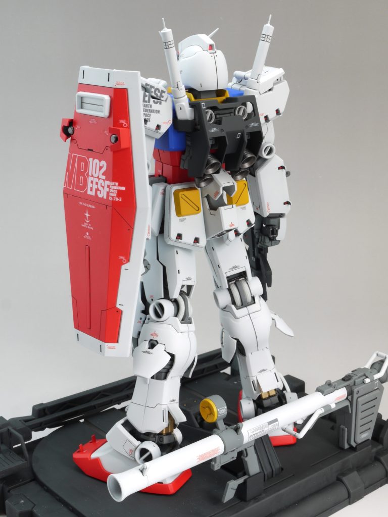 元キットはプロポーションが悪いので、まずはそこから改修しました。今回、ジムクウェルが入手出来たので、胸から腰まではそれに置き換えました。先人達の傑作を多々参考にしています。