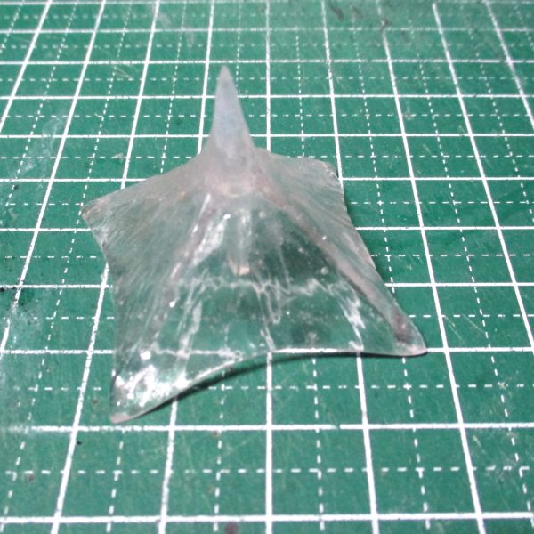 作ろうと思ってたエフェクトがすべてそろいました。今回いろんな方法を試しながら作ってみました。・頭部ビームアンテナ　二度の紛失を経て、最終的にはサムネの物が完成。30MMエネルギー武装のランナーをヘアアイロンでプラバン化したものから作りました。　あまり大きなものは作れないけど、熱して曲げれば強度を保ったまま一体成型で作れるのが強み。・背中とふくらはぎの光の翼　プラ板で作った原形をおゆまるでかたどりして、透明レジンに置き換えたものをやすり等で整えたもの。UVライトが届くようにとおゆまるを薄めにしたら、はがすときに破損しそうになったので、ケチったらだめだなと学びました。・腕部ビームソード　プラバン積層から削り出し。加工は楽だけど、重ねて接着するときにどうしてもムラができてしまうのが難しい。タミヤセメント白瓶じゃなく、接着までに時間がかかる＆粘度が低いリモネン流し込みならもう少しうまく接着できることを確認したけど、めんどいから今回は作り直しはなし・ロングライフルの四方に発生してるビーム刃　プラ板でメス型を作り、レジンで1㎜厚の板を作ったあと、追加でレジンを盛ってやすり等で成形。　接続部の厚みを安定させることができるのが利点。光の翼では接続部が膨らんでしまい、削り落とすのに苦労したので。・ロングライフル先端のピラミッド型部　薄いプラ板とマスキングテープで作ったピラミッド型の型の内側にレジンを塗って硬化→プラ板をはがし、はがした面にレジンを盛って硬化→先端を尖らせた透明ランナーを真ん中にぶっさして接着→瞬着と透明レジンで模様をつける　という手順で立体的なエフェクトに挑戦しました。結構いい感じになったと思います。　終わりが近づいてきたなあ。（3枚目）