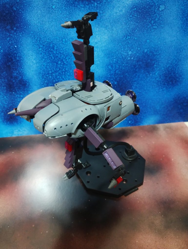 フロントが大きく開いてキケロガを収納します。UFOロボットっぽいのでメイン写真をそれっぽくしました。