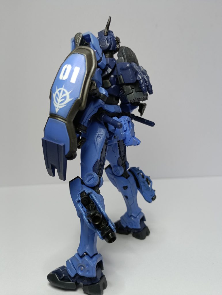 盾は以前作ったジークアクス参号機で使わなかった盾を無理やり取り付けています。頭部はEXAMが搭載されている感じを出したかったので、戦車のパーツを少し付けました。