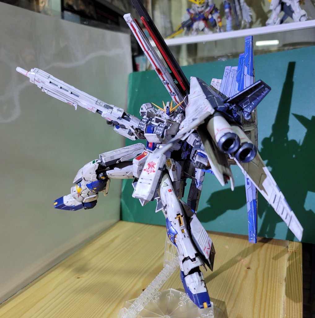 ハイメガシールドが非常にデカいのでフィンファンネルによく干渉しますこれでもHGの方よりだいぶポージングし易くなったけど