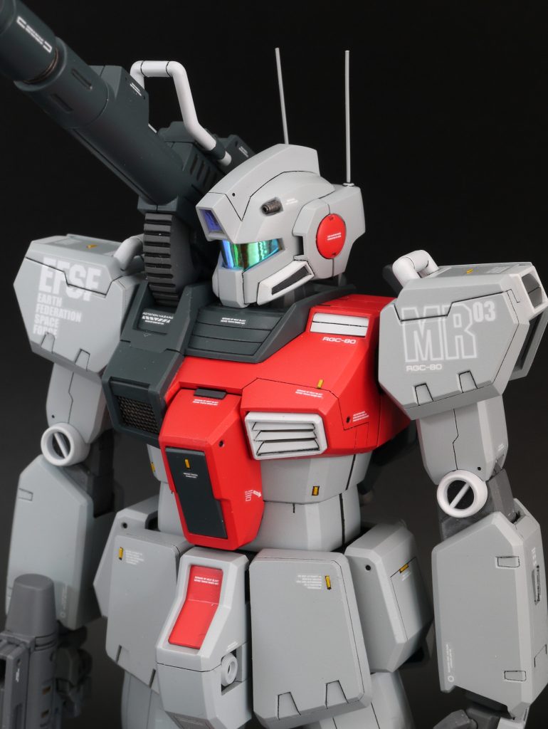 ●頭ジム改をベースに改修し、キャノンの特徴である後頭部のアンテナを追加しました。以前につくったジム改でメインカメラが少し大き過ぎたと感じたので、控え目にしてみました。・バイザー下側を0.5mm狭めて目つきをシャープに・口まわり下側を約0.5mmカットして小型化・両頬のダクトをシャープに加工・額のメインカメラを大型化・バルカン砲を別パーツ化・トサカ後方を拡大・後頭部を拡大し、真鍮線で2本のアンテナを追加・バイザーとメインカメラにはミラージュシールを貼り付け 3D曲面には追従しないので、出来るだけ単純Rになるようにバイザーを削りました。