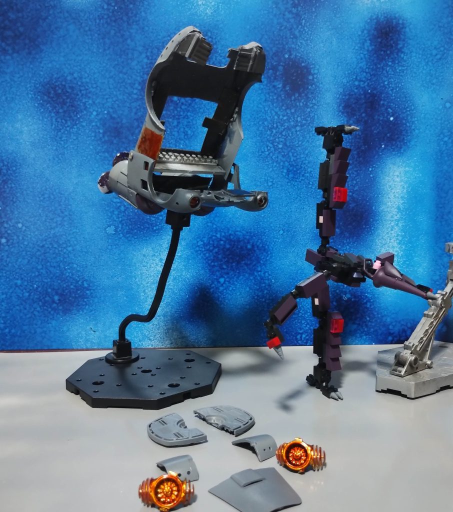 もともとボンネット、トランク、運転席、ホイールだった部分は磁石で取り外しできるようになっています。運転席のカバーにゾックの足裏を使用しています。収納時のキケロガはアクロバティックなポーズをしてます。