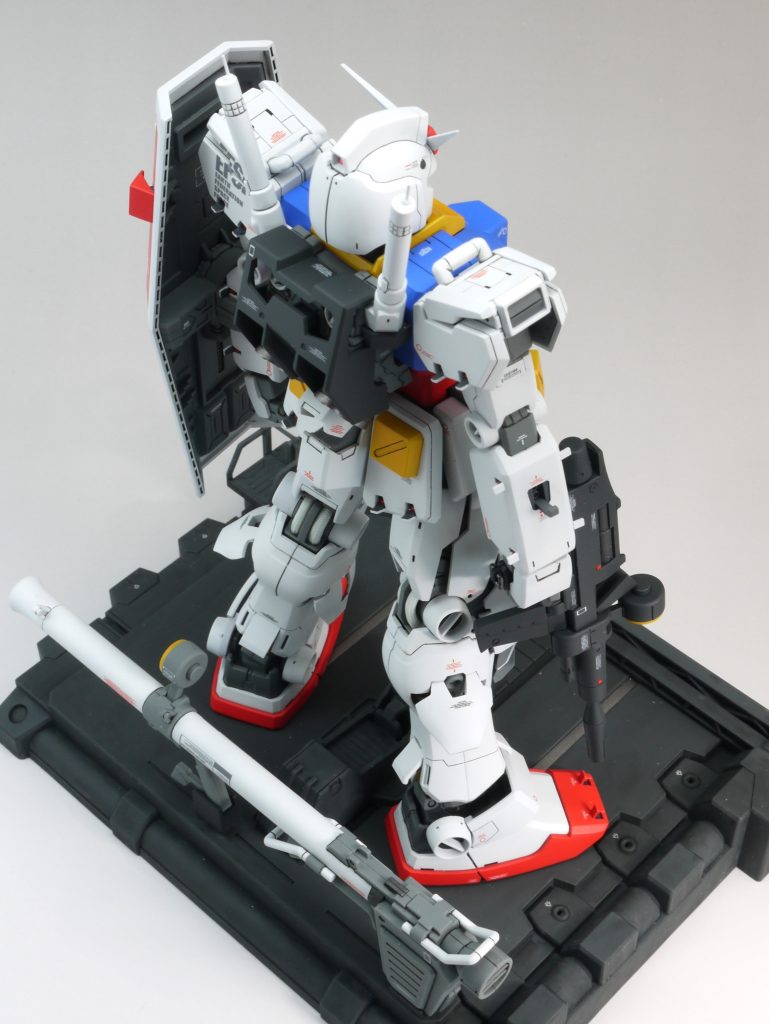 注意事項・カトキ画稿を完全には再現できていません。・各部のハッチが破損する可能性がありますので、取り扱いには注意が必要です。・スカート裏の作り込みはしていません。(グレーで塗装してあります)・コクピットブロックは動きますが、きっちりは閉まりません。・ハッチ裏や内部メカの作り込みはあまり出来ていません。雰囲気だけ楽しむことが出来れば、と思います。・カタパルトはMk-Ⅱ用のものなので、昇降台とコクピットの高さが合いません。・今回もホコリの付着や、小キズなどがあり、可能な限りリペアしましたが完璧なモノには出来ていません。