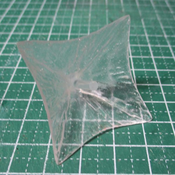 作ろうと思ってたエフェクトがすべてそろいました。今回いろんな方法を試しながら作ってみました。・頭部ビームアンテナ　二度の紛失を経て、最終的にはサムネの物が完成。30MMエネルギー武装のランナーをヘアアイロンでプラバン化したものから作りました。　あまり大きなものは作れないけど、熱して曲げれば強度を保ったまま一体成型で作れるのが強み。・背中とふくらはぎの光の翼　プラ板で作った原形をおゆまるでかたどりして、透明レジンに置き換えたものをやすり等で整えたもの。UVライトが届くようにとおゆまるを薄めにしたら、はがすときに破損しそうになったので、ケチったらだめだなと学びました。・腕部ビームソード　プラバン積層から削り出し。加工は楽だけど、重ねて接着するときにどうしてもムラができてしまうのが難しい。タミヤセメント白瓶じゃなく、接着までに時間がかかる＆粘度が低いリモネン流し込みならもう少しうまく接着できることを確認したけど、めんどいから今回は作り直しはなし・ロングライフルの四方に発生してるビーム刃　プラ板でメス型を作り、レジンで1㎜厚の板を作ったあと、追加でレジンを盛ってやすり等で成形。　接続部の厚みを安定させることができるのが利点。光の翼では接続部が膨らんでしまい、削り落とすのに苦労したので。・ロングライフル先端のピラミッド型部　薄いプラ板とマスキングテープで作ったピラミッド型の型の内側にレジンを塗って硬化→プラ板をはがし、はがした面にレジンを盛って硬化→先端を尖らせた透明ランナーを真ん中にぶっさして接着→瞬着と透明レジンで模様をつける　という手順で立体的なエフェクトに挑戦しました。結構いい感じになったと思います。　終わりが近づいてきたなあ。（4枚目）