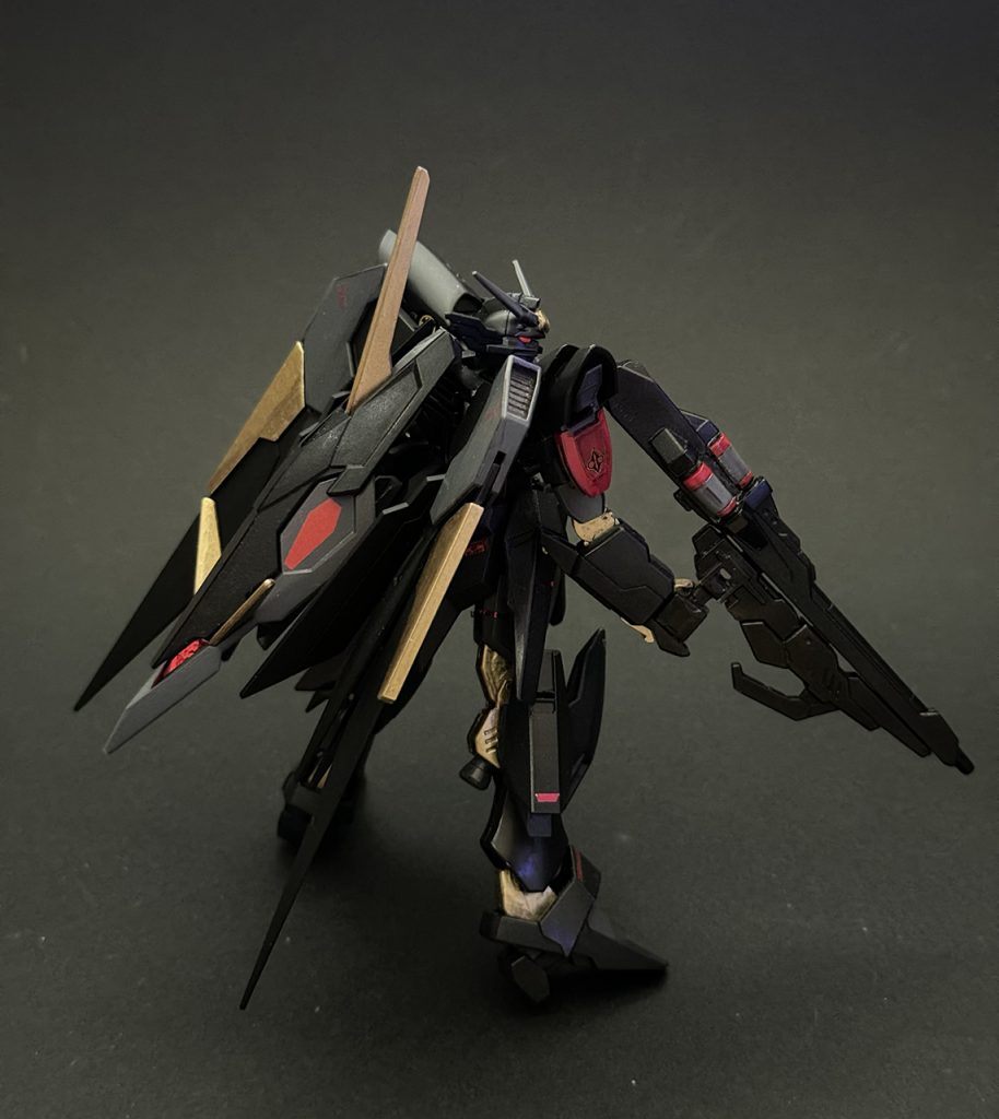 『黒いヤツ』からツバサと機首を返却してもらいました。背中に機首をマウントできるよう、穴あけと軸を仕込む工作をしました。ツインアイを蛍光レッドで塗装しているので、ブラックライトで光ります。