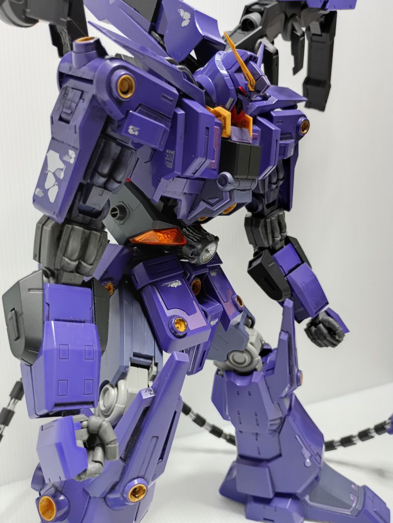 元々の赤や黄色のライン部分は、パールライトブルーを下地にガイアカラーのプリズムパステルチェリーピンクブルーで塗装。角度によって赤紫~青紫に変わるので気に入っています。