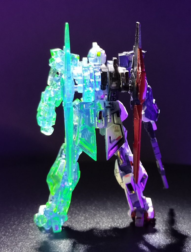 5.    変形するためのフレーム強度こそ不足にてデルタ・ガンダムの名は逃したが、「開発機としてお蔵入りさせるのではなく、実践投入にてエースパイロットによる戦闘データ収集に活用すべき」との声がアナハイム内でも多数派となったことから、エース用のワンオフ機体としてエウーゴに提供されることとなった。