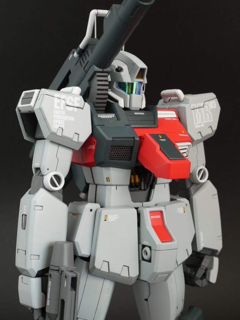 ●胴ジムカスタムをベースにしてキャノンを移植しました。・首を後ろに約3mm移動、3mm短縮・肩の軸を後ろに1mm移動、約1.5mm短縮・キャノン基部・キャノン・襟を移植し、形状をすり合わせ・コクピットブロック正面に装甲を追加・フロントとリアスカートのブロックをオミット・リアスカートに予備弾倉を取り付けられるようにマグネットを追加(右側のみ) キズ防止のために、予備弾倉にはマスキングテープを貼ってあります。・股関節はジムキャノンを部分的に移植・中のパイロットは脚がピッタリ揃っていてお行儀が良過ぎるので、中央で切り離してガニ股に加工