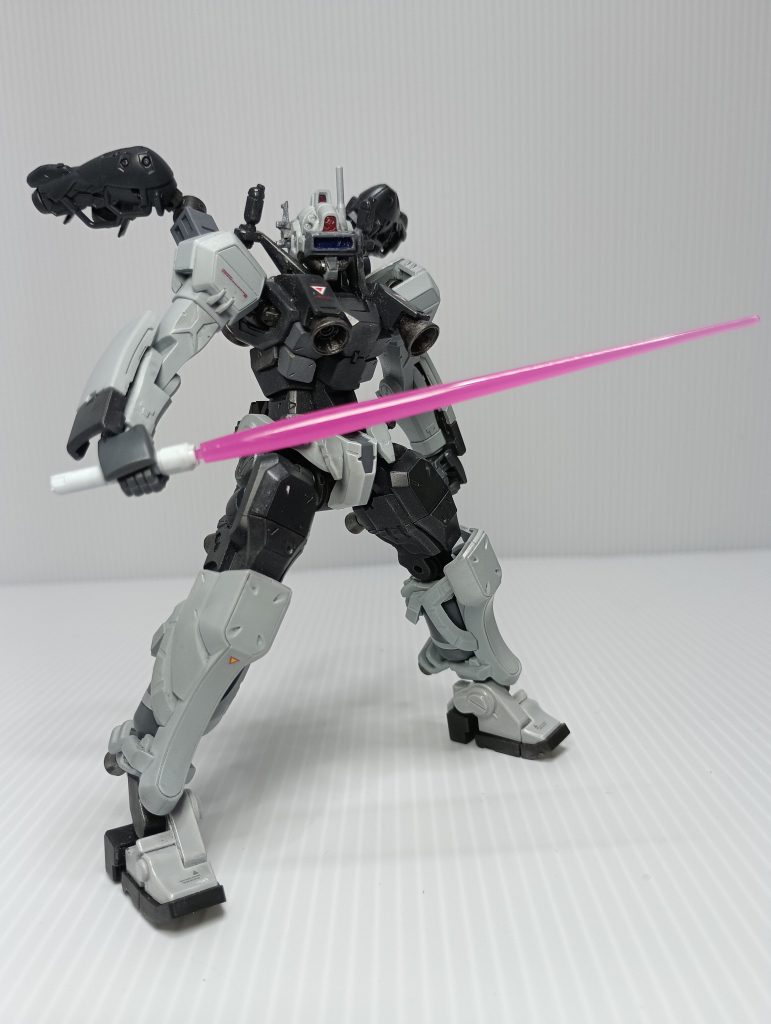 ビームサーベルを構えた姿。  ーーー※注意ーーーこれ以降は漫画「ジョニーライデンの帰還」にてナイトシーカーに乗っている人のヒントがあるので、ネタバレが苦手な方はブラウザバック等をお願いいたします。   